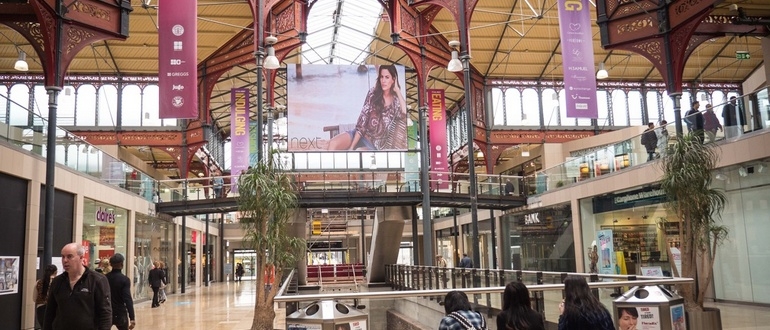 Un espace, hall de magasin ou centre commercial équipé de panneaux publicitaire LED, à l'interieur mais également à l'exterieur