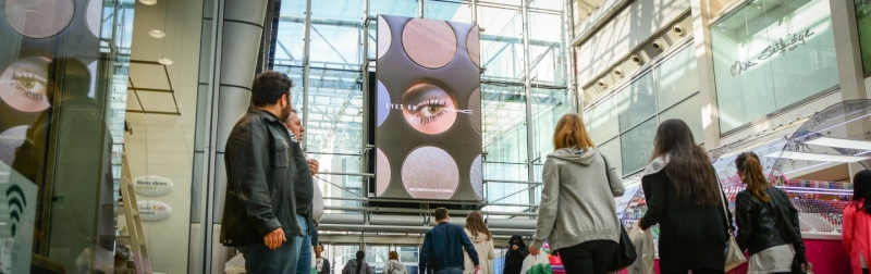 Intégration d'affichage digital et dynamique dans un centre commercial pour de la publicité, agenda, événements, animations etc.. L'écran géant LED intérieur et extérieur participe à l'expérience digitale de vos clients sur votre point de vente 