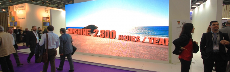 écran géant led lumineux sur stand intérieur de foires et salons pour standistes