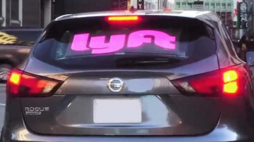 Ecran dynamique transparent MEDIACAR sur le pare-brise d'un véhicule