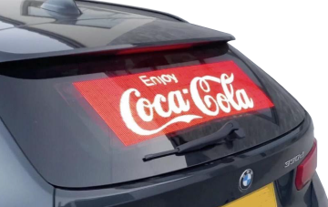 Pare-brise de voiture diffusant une publicité