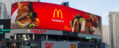 Publicité digitale, affichage grand format ou XXL via écran LED curve pour McDo (ecran led exterieur)