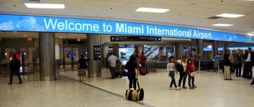 Journal lumineux led XXL pour hall de gare, aéroport, commerce, vitrine de magasin en version sur mesure et full color !